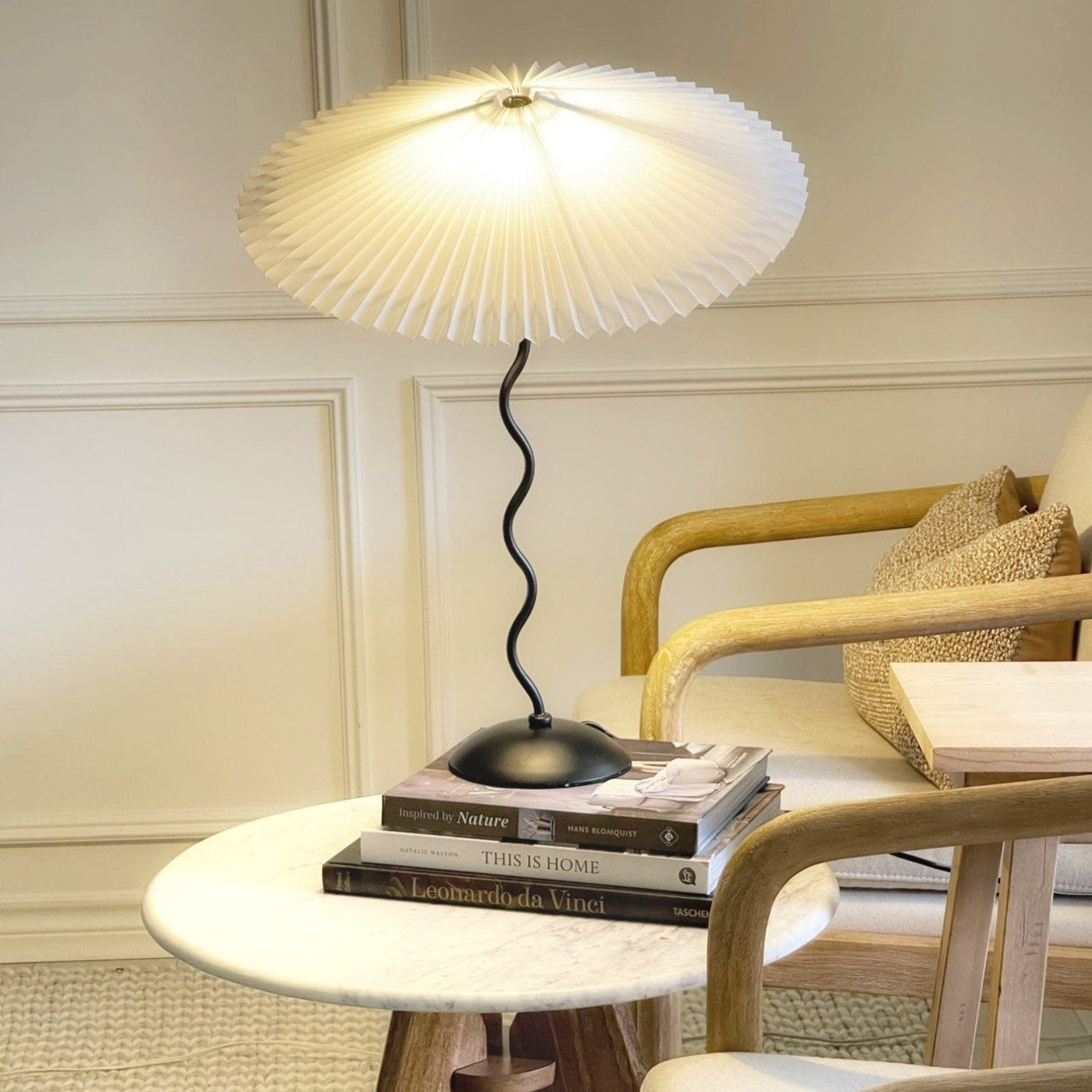 TwistAura Squiggle Tischlampe | Modernes Design | LED Beleuchtung | Stilvolle Wohnraum-Deko