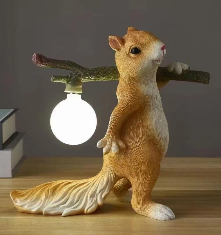 SquirrelLight Eichhörnchen Tischlampe | Verspieltes Design | LED Beleuchtung | Charmante Deko für Zuhause