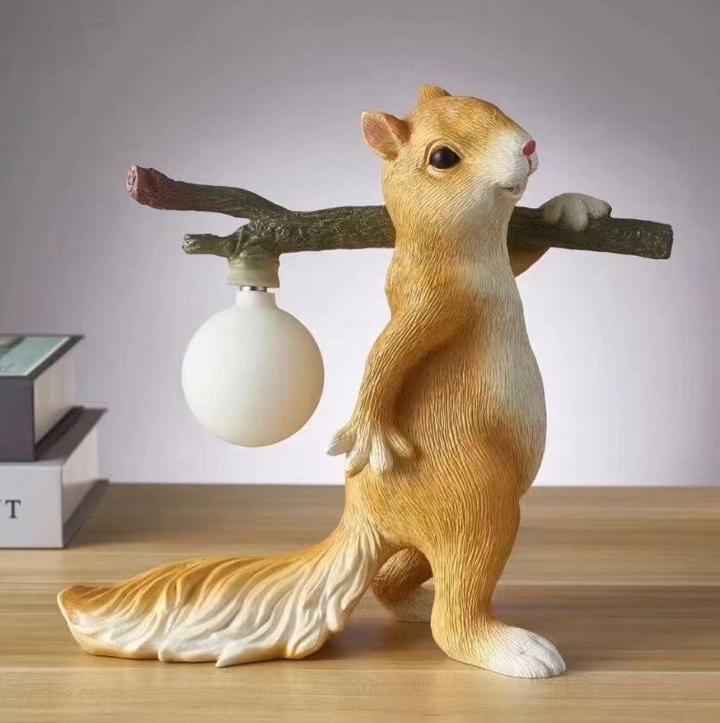SquirrelLight Eichhörnchen Tischlampe | Verspieltes Design | LED Beleuchtung | Charmante Deko für Zuhause