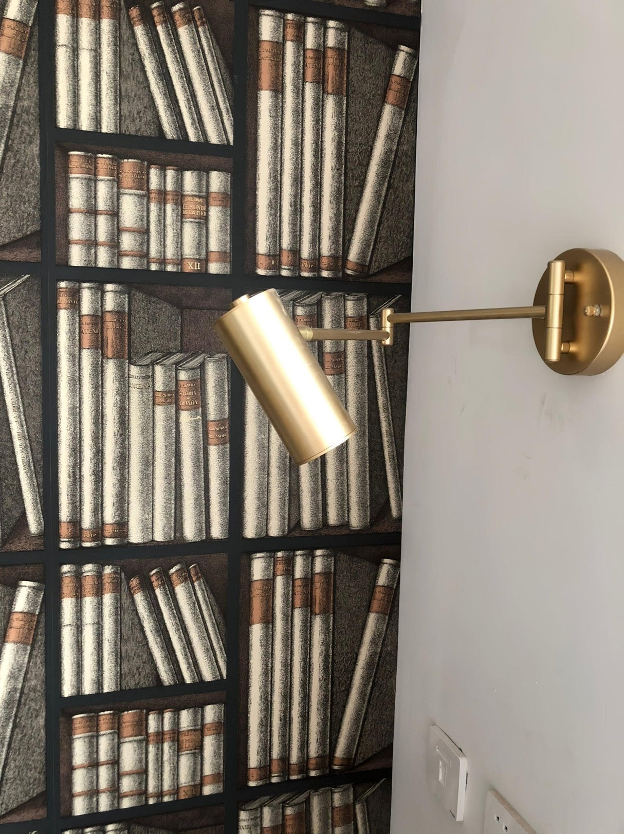 FlexiGlide Schwenkarm-Wandleuchte | Verstellbares Design | LED-kompatibel | Perfekte Beleuchtung für Arbeits- und Wohnbereiche