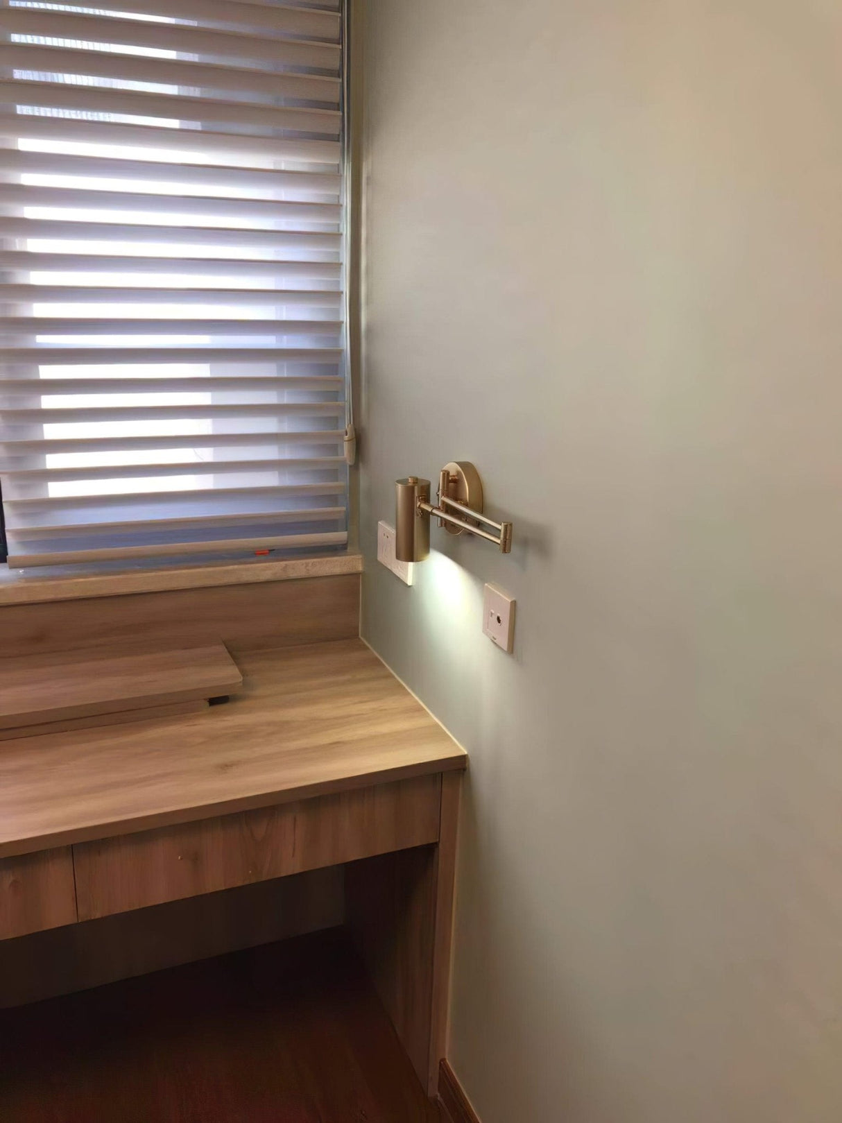 FlexiGlide Schwenkarm-Wandleuchte | Verstellbares Design | LED-kompatibel | Perfekte Beleuchtung für Arbeits- und Wohnbereiche