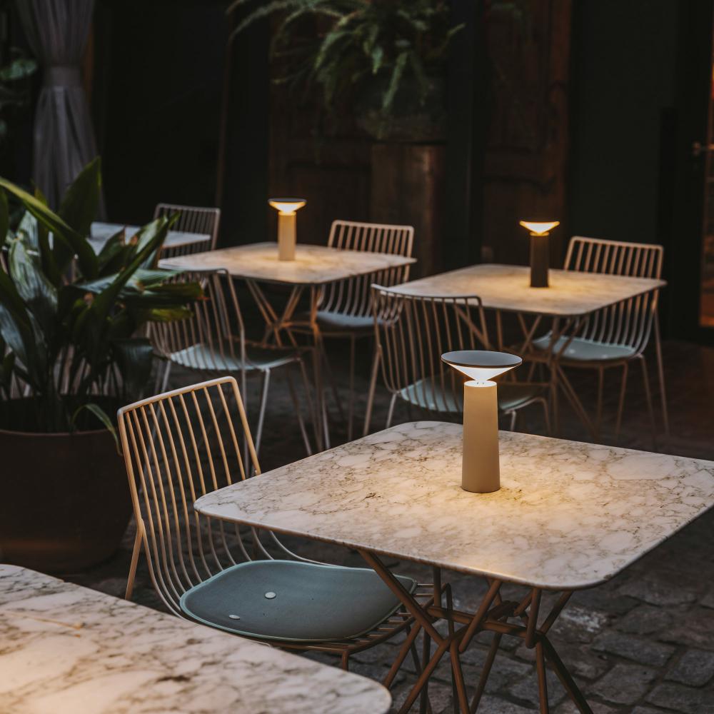 FlexiBright LED Tischlampe für draußen | Einstellbarer Arm | Drehbarer Kopf | Modernes Design | Kabellose Beleuchtung