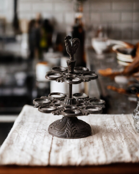 RusticRoost Gusseisen Eierdisplay im Hahn-Design | Dekorative Küchenaufbewahrung | Robust & Stilvoll