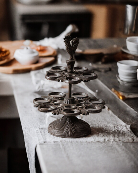 RusticRoost Gusseisen Eierdisplay im Hahn-Design | Dekorative Küchenaufbewahrung | Robust & Stilvoll