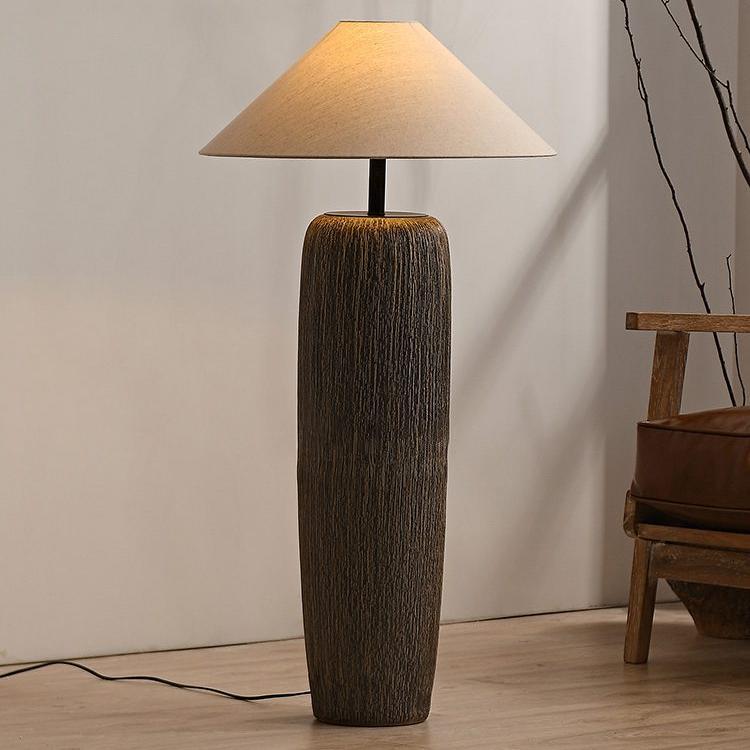 RusticAura Stehlampe aus erodiertem Holz | Natürlicher Stil | Perfekt für Wohnzimmer & Schlafzimmer | LED-kompatibel