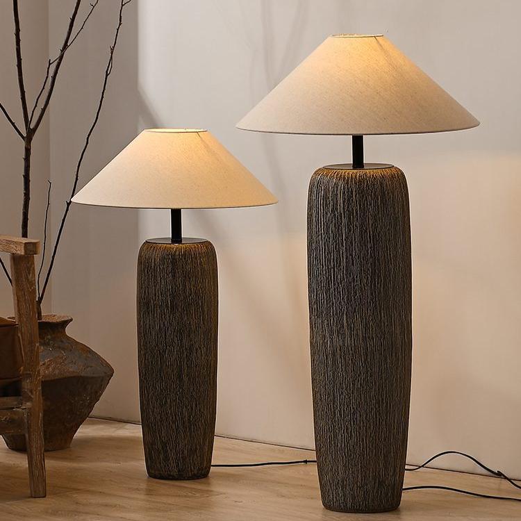 RusticAura Stehlampe aus erodiertem Holz | Natürlicher Stil | Perfekt für Wohnzimmer & Schlafzimmer | LED-kompatibel