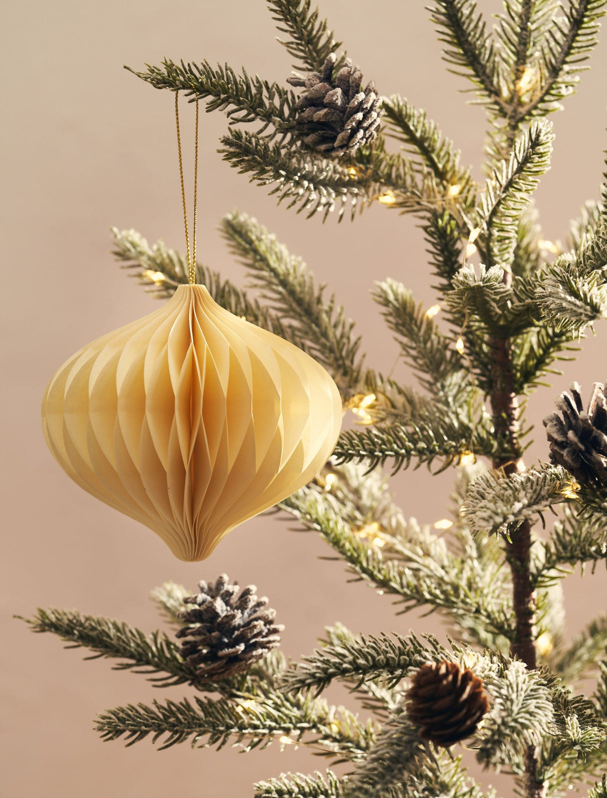 YuletideCharm Papierornamente Weihnachtsdeko | Hängend | 4er-Set | Nachhaltige Weihnachtsdekoration