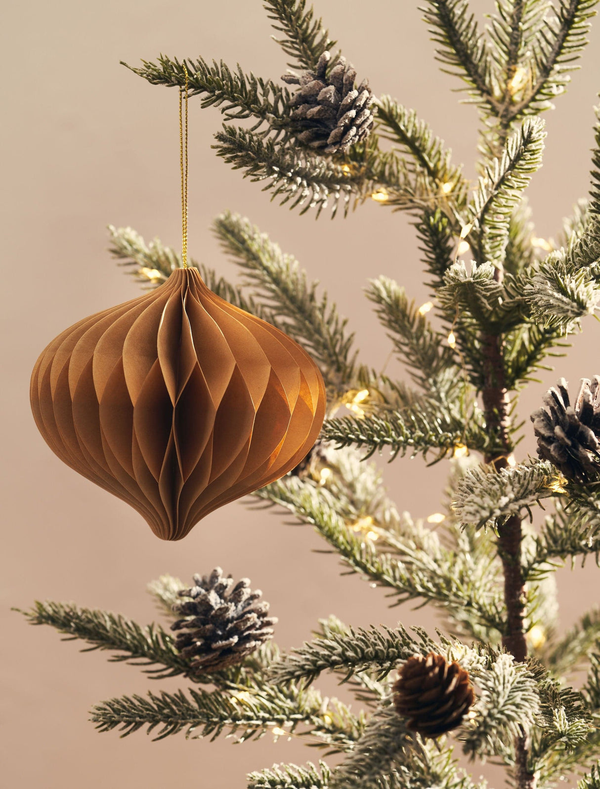 YuletideCharm Papierornamente Weihnachtsdeko | Hängend | 4er-Set | Nachhaltige Weihnachtsdekoration