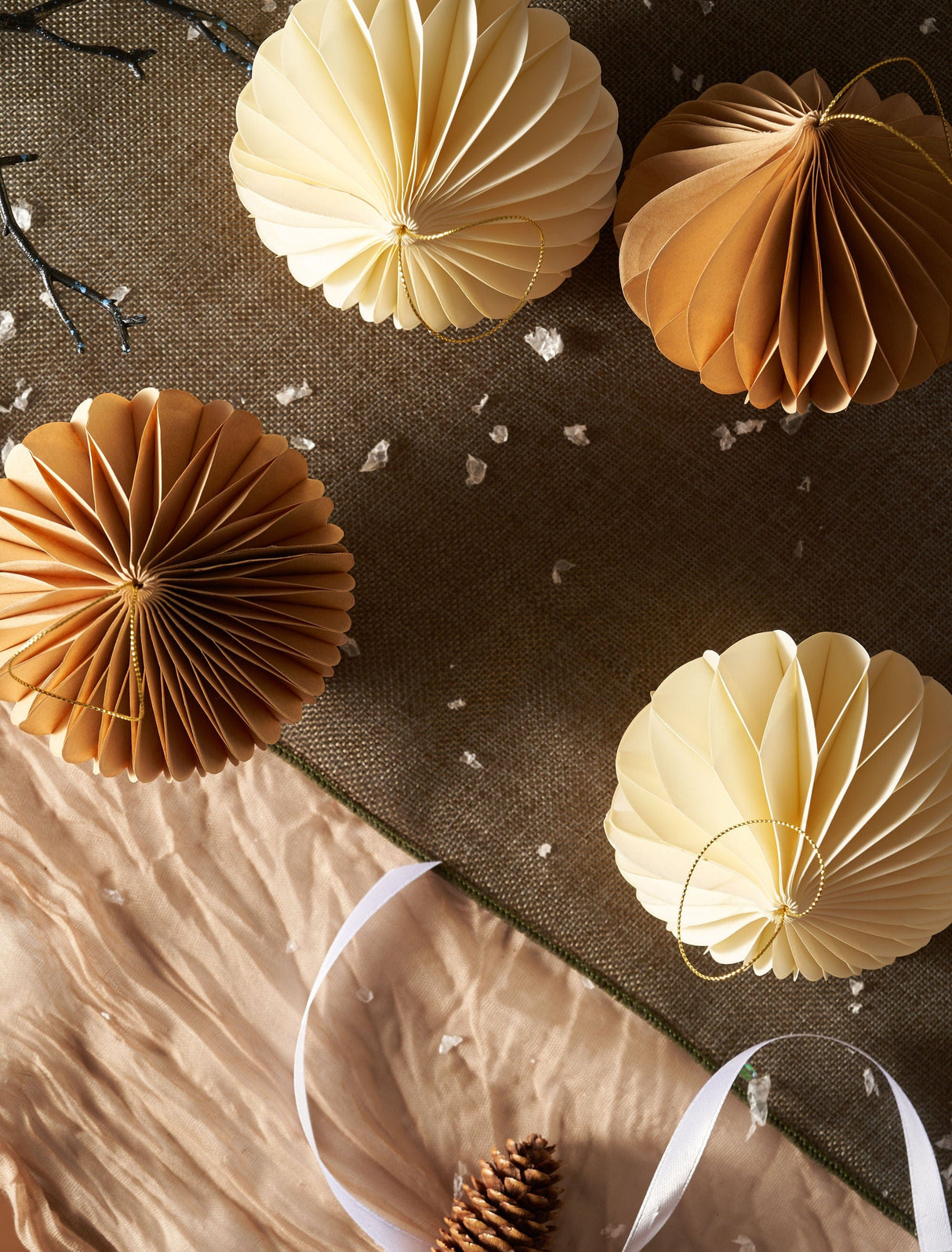 YuletideCharm Papierornamente Weihnachtsdeko | Hängend | 4er-Set | Nachhaltige Weihnachtsdekoration