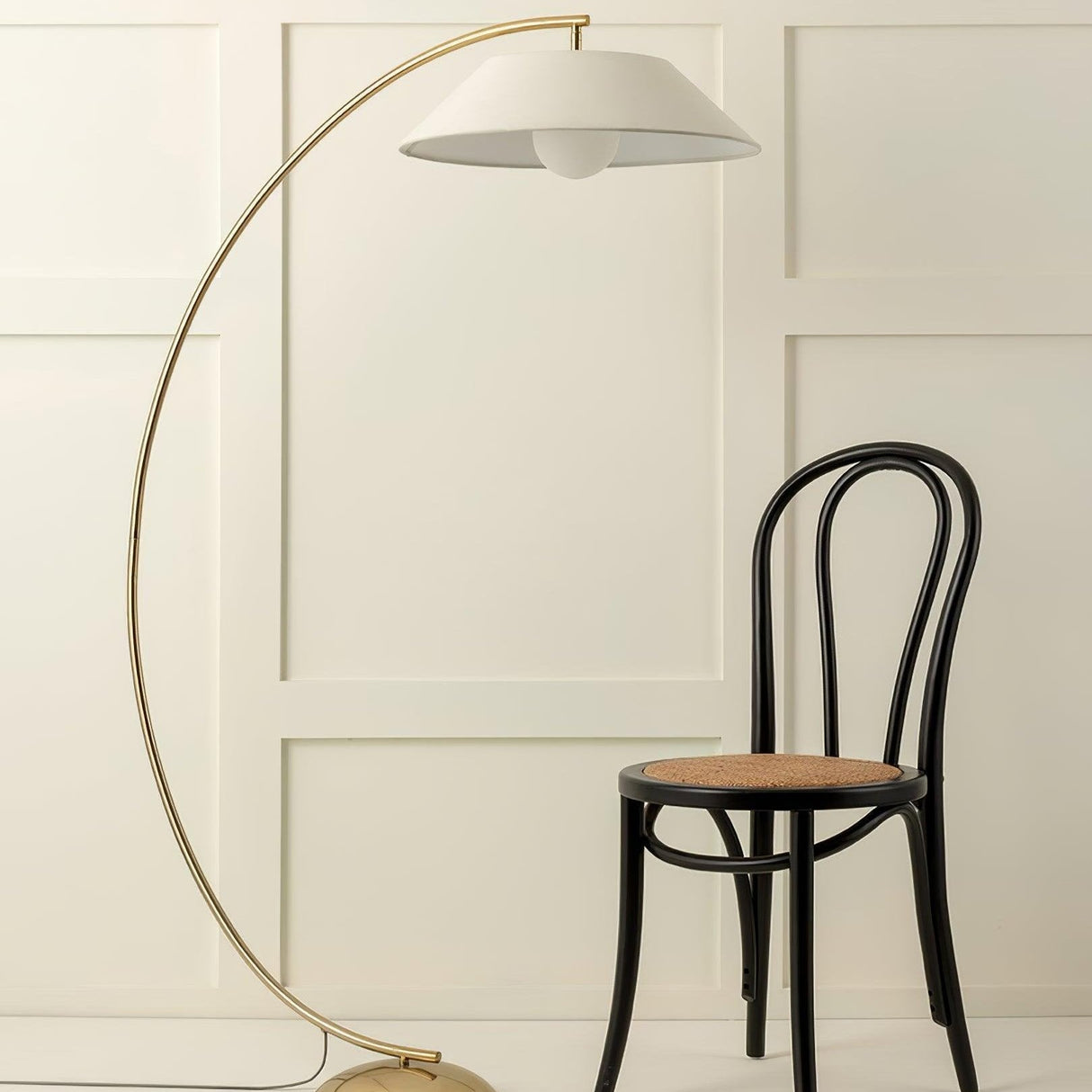LuminaCirque Moderne Stehleuchte | Dimmbares Licht | Elegantes Raumdesign