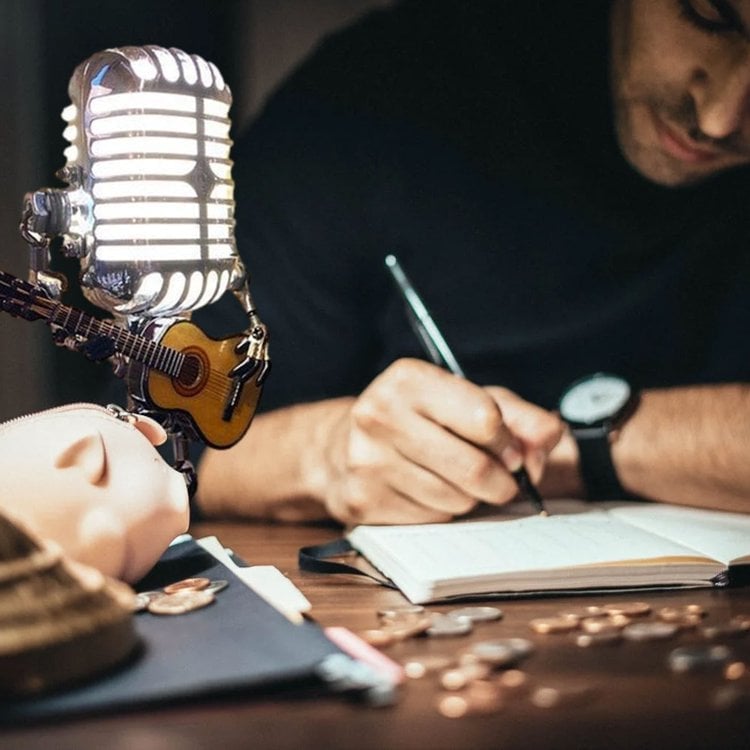 RoboShine Vintage Metall-Roboter-Schreibtischlampe | Retro Mikrofon Design | Dekorative LED Lampe für Zuhause und Büro