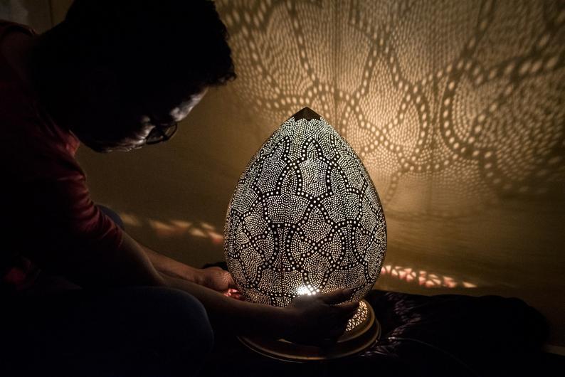 LumiMyst Marokkanische Tischlampe | Orientalische Laterne | Handgearbeitet | Stimmungsvolle Beleuchtung für Zuhause