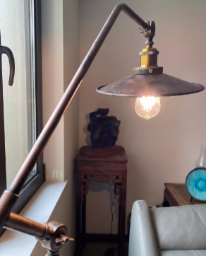 IronLoom Stehlampe mit langem Arm | Zylindrischer Lampenschirm | Industrielles Design für Schlafzimmer & Wohnzimmer