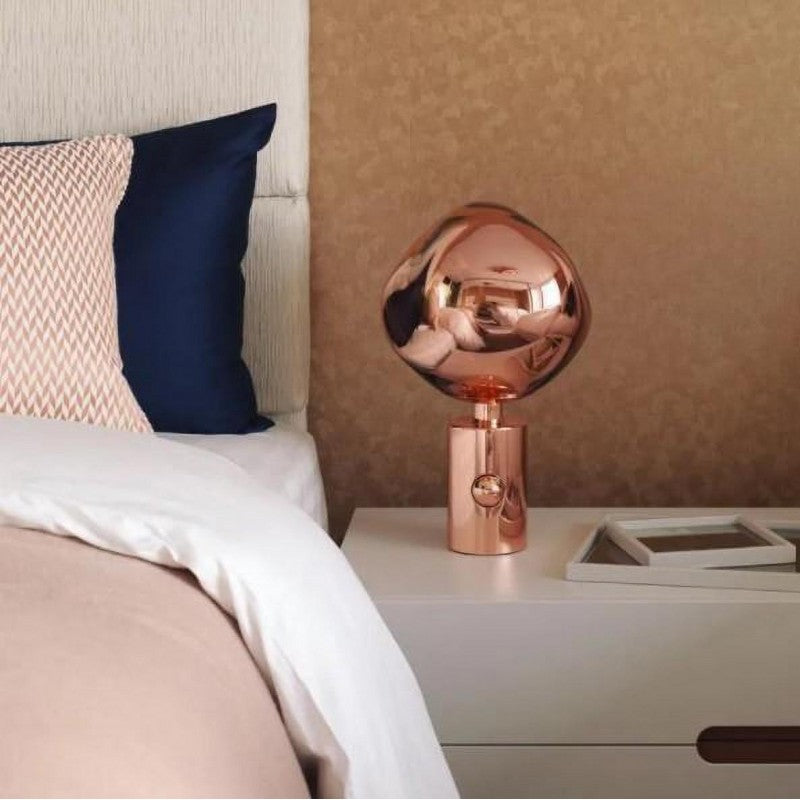 Meltique Moderne LED-Tischlampe | Elegantes Schmelzdesign | Stimmungslicht für Wohn- & Schlafzimmer | In Gold, Chrom & Rot erhältlich