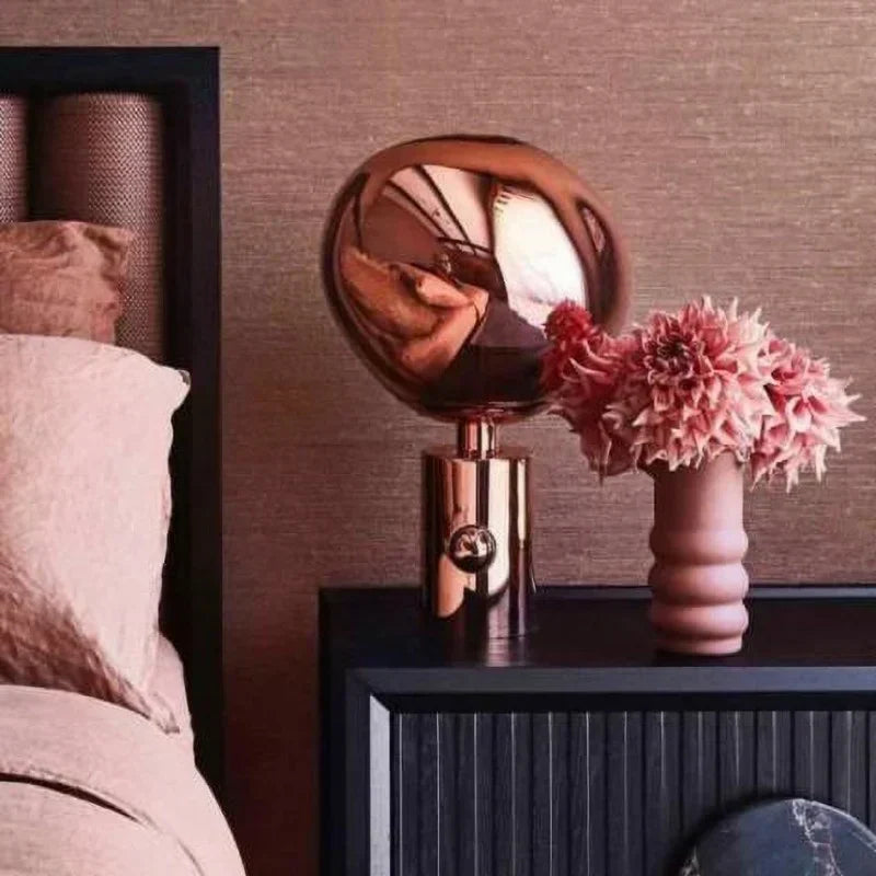 Meltique Moderne LED-Tischlampe | Elegantes Schmelzdesign | Stimmungslicht für Wohn- & Schlafzimmer | In Gold, Chrom & Rot erhältlich