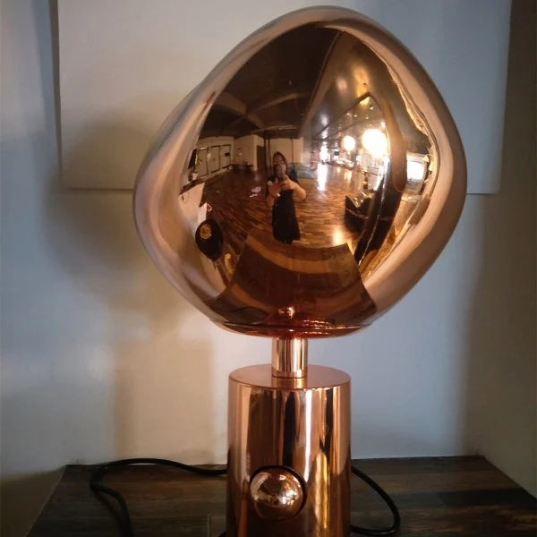 Meltique Moderne LED-Tischlampe | Elegantes Schmelzdesign | Stimmungslicht für Wohn- & Schlafzimmer | In Gold, Chrom & Rot erhältlich