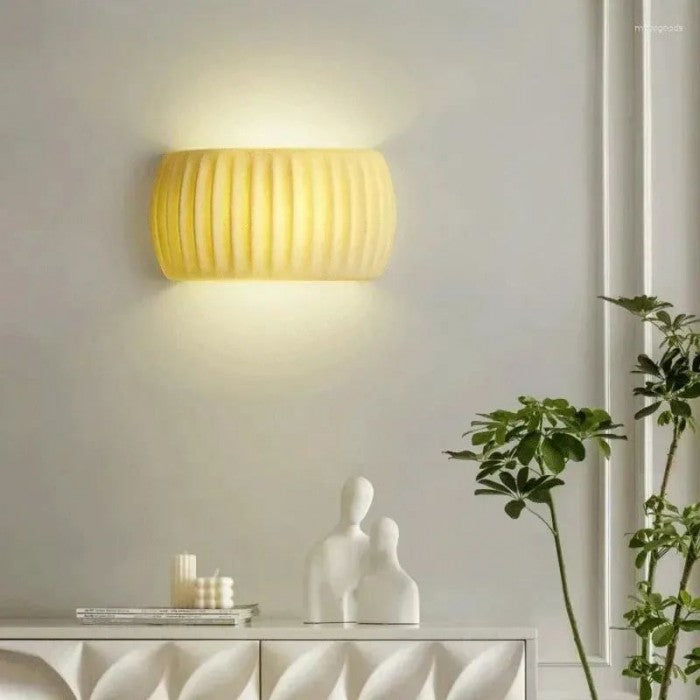 LuxeRib Moderne Art Deco Wandleuchte | Harz & LED Design | Stilvolle Beleuchtung für Zuhause