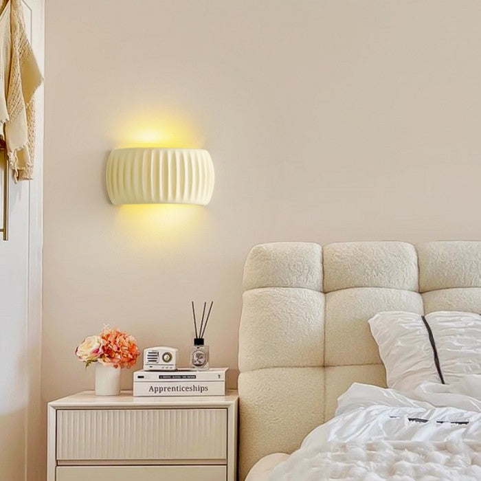 LuxeRib Moderne Art Deco Wandleuchte | Harz & LED Design | Stilvolle Beleuchtung für Zuhause