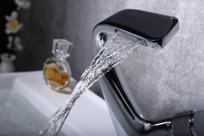 CascadeLux Moderne Badezimmerarmatur | Chrom Wasserfall-Wasserhahn | Solides Messing | Elegantes Design