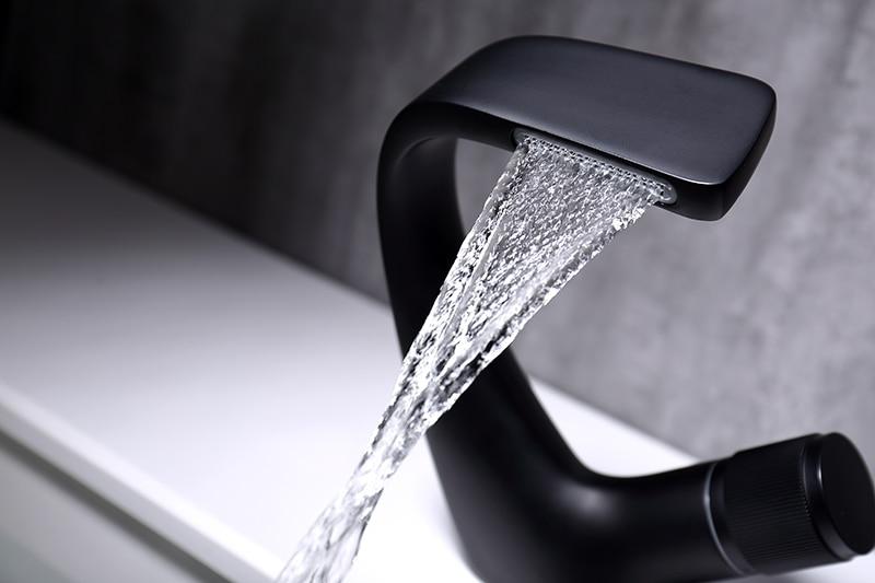 CascadeLux Moderne Badezimmerarmatur | Chrom Wasserfall-Wasserhahn | Solides Messing | Elegantes Design