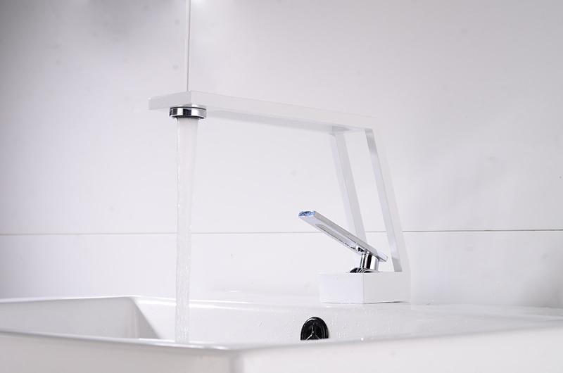 AquaVogue Moderner Badezimmer-Wasserhahn | Hohles Design | Elegant & Funktional | Einhebelmischer