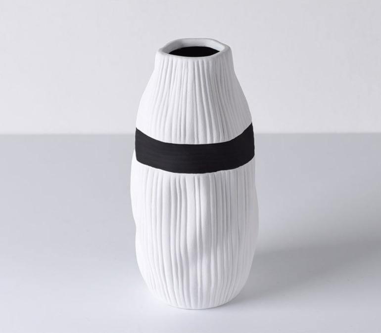 RibbonVase Strukturierte Keramikvase mit Kontrastband | Elegantes Design | Dekoration für Zuhause | Schwarz oder Weiß