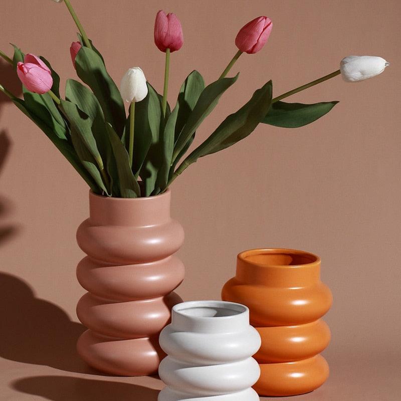 Vasello Chunky Keramikvase | Moderne Rollform | Dekorative Akzentvase in Weiß, Dunkelorange & Lachsrosa