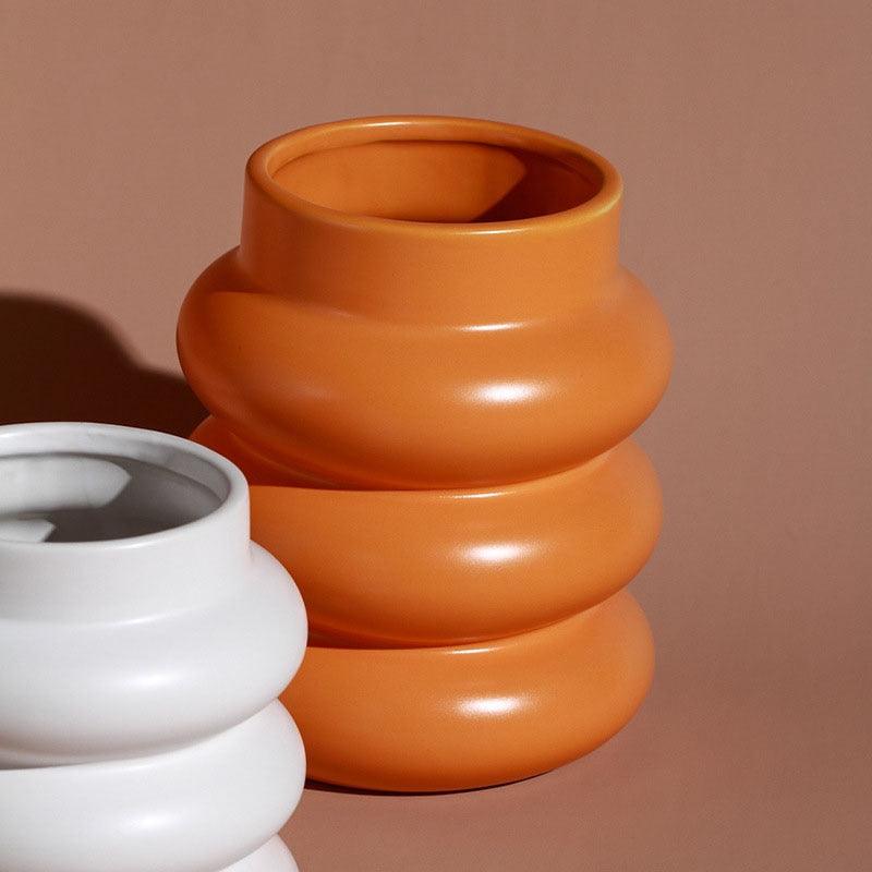 Vasello Chunky Keramikvase | Moderne Rollform | Dekorative Akzentvase in Weiß, Dunkelorange & Lachsrosa