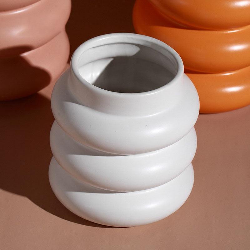 Vasello Chunky Keramikvase | Moderne Rollform | Dekorative Akzentvase in Weiß, Dunkelorange & Lachsrosa