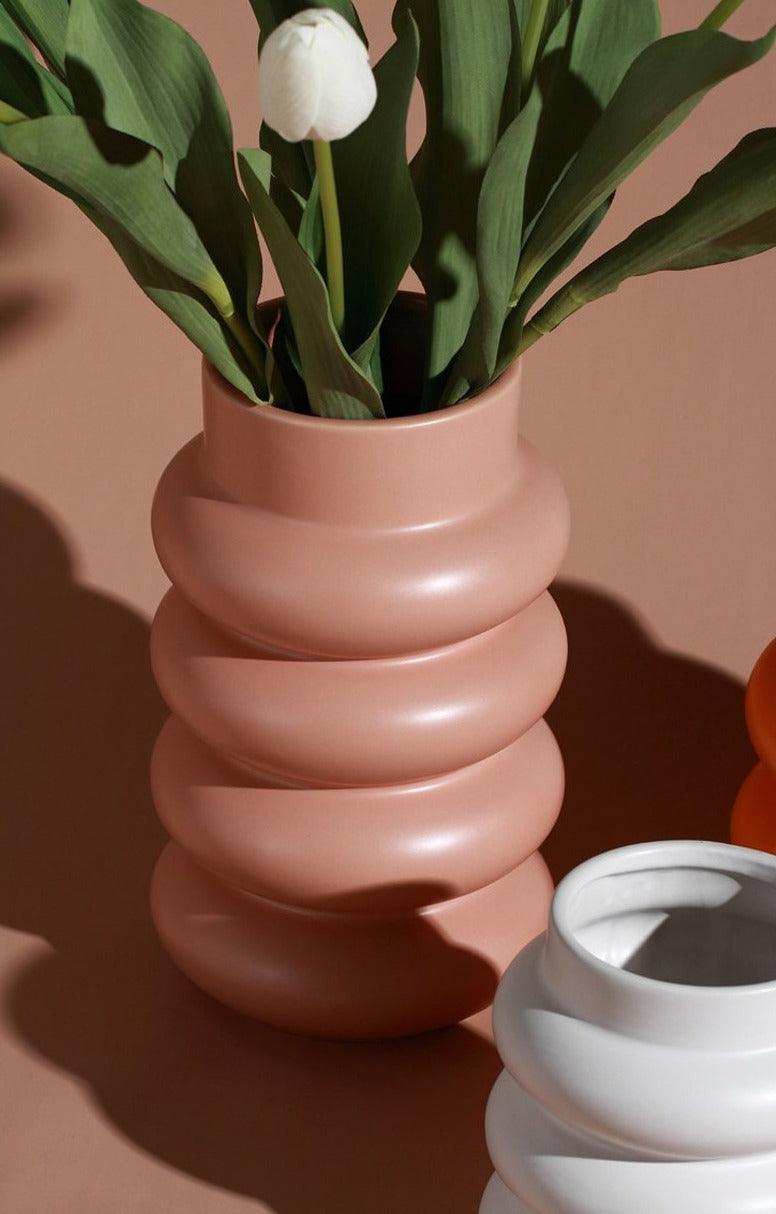 Vasello Chunky Keramikvase | Moderne Rollform | Dekorative Akzentvase in Weiß, Dunkelorange & Lachsrosa