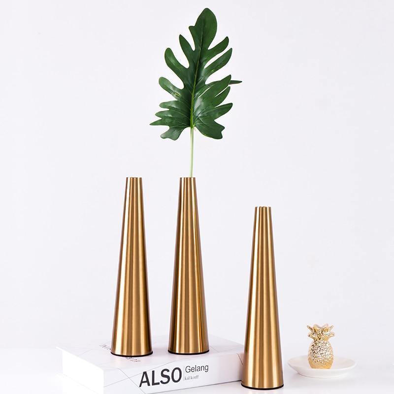 AurumVase Goldene Metall-Kegelvase | Modernes Design | Elegante Wohnakzente