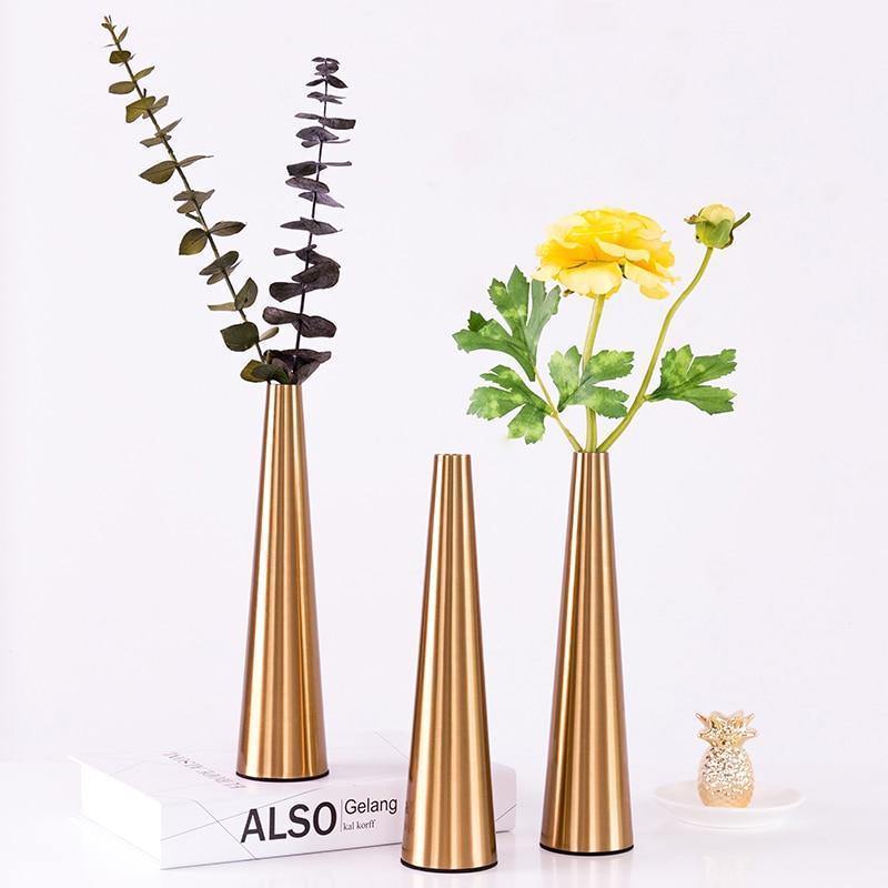AurumVase Goldene Metall-Kegelvase | Modernes Design | Elegante Wohnakzente
