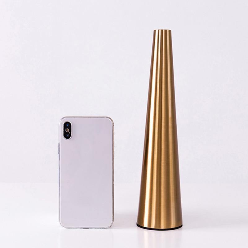 AurumVase Goldene Metall-Kegelvase | Modernes Design | Elegante Wohnakzente
