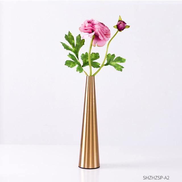 AurumVase Goldene Metall-Kegelvase | Modernes Design | Elegante Wohnakzente