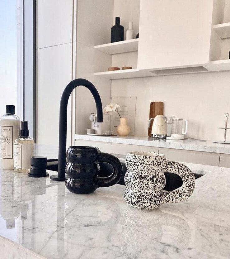 Muggo Bubble Keramiktasse | Handgefertigte Design Tasse | Dickwandig & Modern | In Weiß, Schwarz & Speckle-Farben