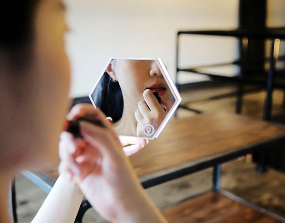 ChronoEase Multifunktionaler Wecker | Digitaluhr mit Temperaturanzeige & Beleuchtung | Stilvolle Tischuhr in Silber