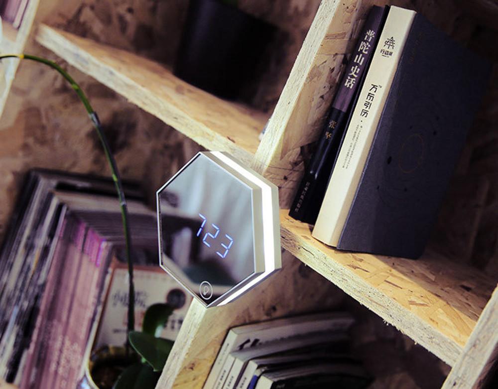 ChronoEase Multifunktionaler Wecker | Digitaluhr mit Temperaturanzeige & Beleuchtung | Stilvolle Tischuhr in Silber