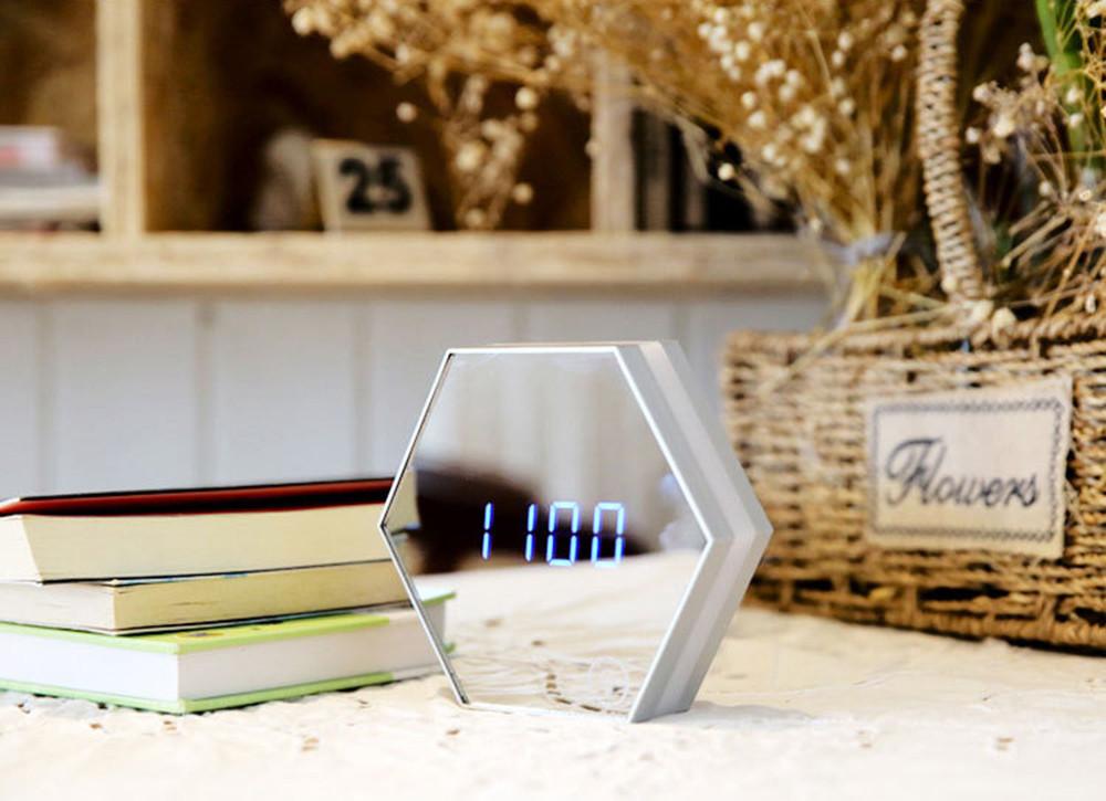 ChronoEase Multifunktionaler Wecker | Digitaluhr mit Temperaturanzeige & Beleuchtung | Stilvolle Tischuhr in Silber