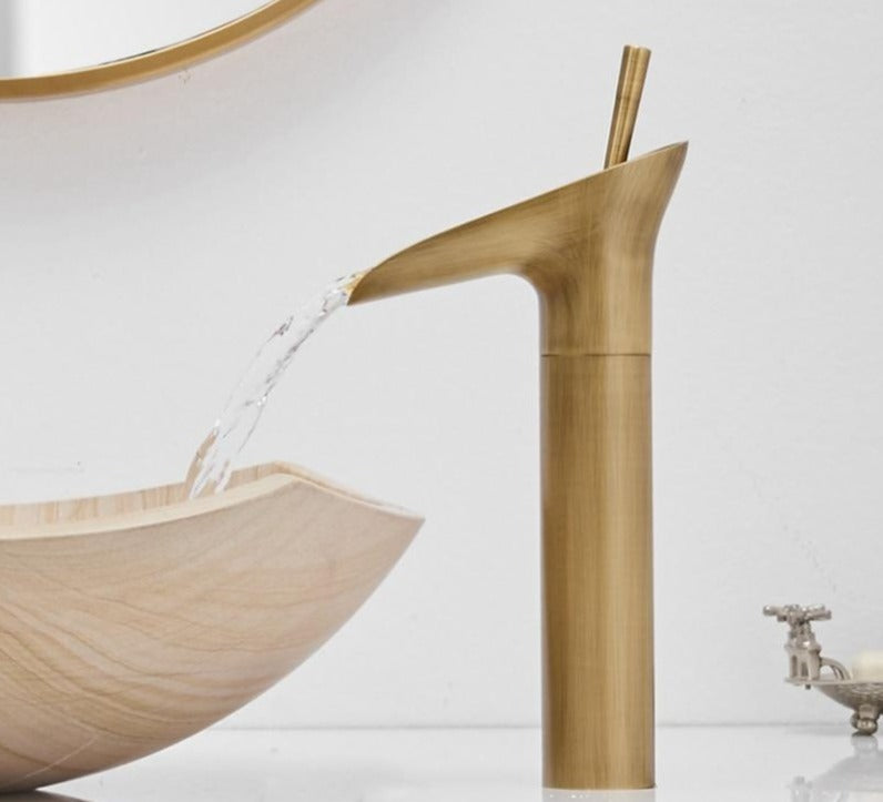 AquaZenith - Stilvolle Wasserfall Badezimmerarmatur | Einhebelmischer | Modernes Design