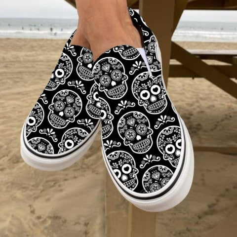 SkullStride Canvas Slipper mit Totenkopf-Print | Lässige Freizeitschuhe | Komfort & Stil für jeden Tag