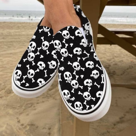 SkullStride Canvas Slipper mit Totenkopf-Print | Lässige Freizeitschuhe | Komfort & Stil für jeden Tag