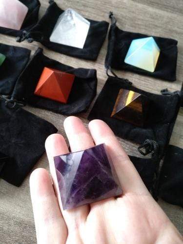 CrystalForge Geschnitzte Kristallpyramide | Spirituelle Deko | Handgefertigt & Energetisierend | Einzigartiges Design