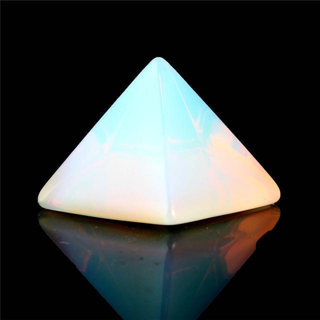 CrystalForge Geschnitzte Kristallpyramide | Spirituelle Deko | Handgefertigt & Energetisierend | Einzigartiges Design