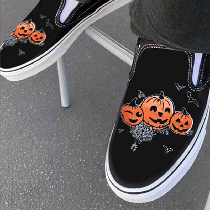 SkullStride Canvas Slipper mit Totenkopf-Print | Lässige Freizeitschuhe | Komfort & Stil für jeden Tag