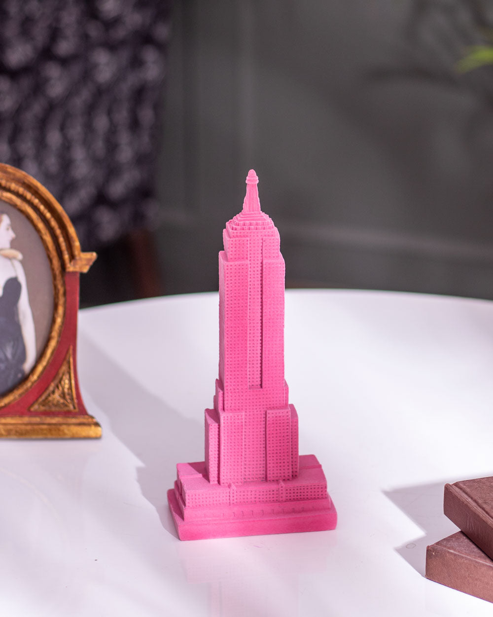Velureon Empire State Building Skulptur | Samtoberfläche | Dekorative Statue | Rosa Deko-Highlight