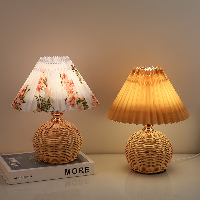RattaLume Nordic LED Tischlampe | Geflochtenes Rattan & Faltstoffschirm | Stimmungslicht | Deko fürs Schlafzimmer