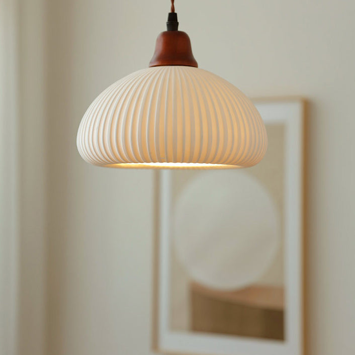 KyotoSphere Japanische Vintage Pendelleuchte | Gefaltete Keramik | Runde Holzkuppel | 1-flammig | Dekoratives Licht