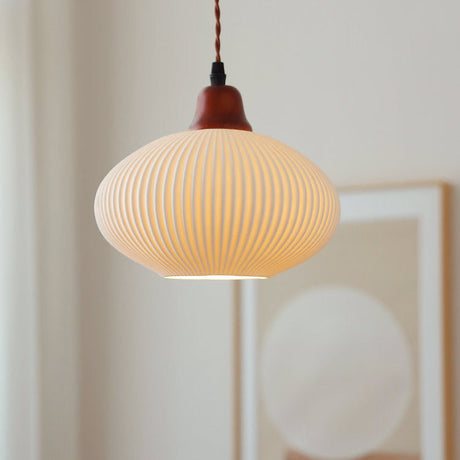 KyotoSphere Japanische Vintage Pendelleuchte | Gefaltete Keramik | Runde Holzkuppel | 1-flammig | Dekoratives Licht