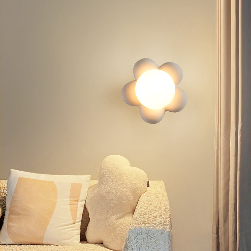 PetalCrest Wandlampe | Nordic Kreativ Design | Blütenform | Keramik & Holz | 1-Flammig