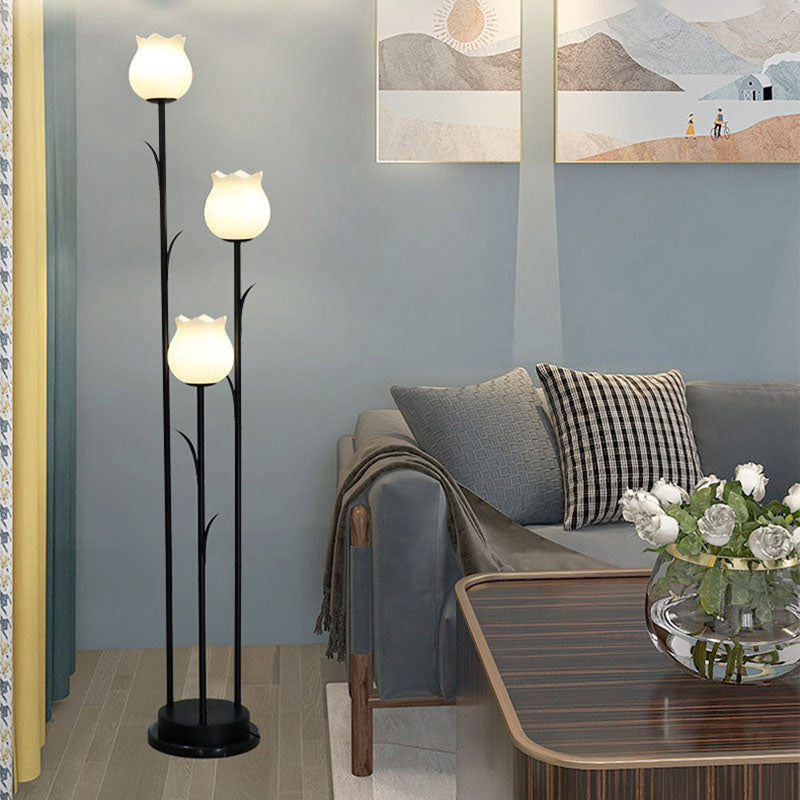 Fiorenza Stehlampe | Skandinavisches Design | Zylindrische Blütenform | 3-flammige Beleuchtung für Wohnzimmer